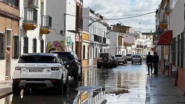 Una céntrica calle de San Juan del Puerto tras las lluvias caídas a comienzos de esta semana