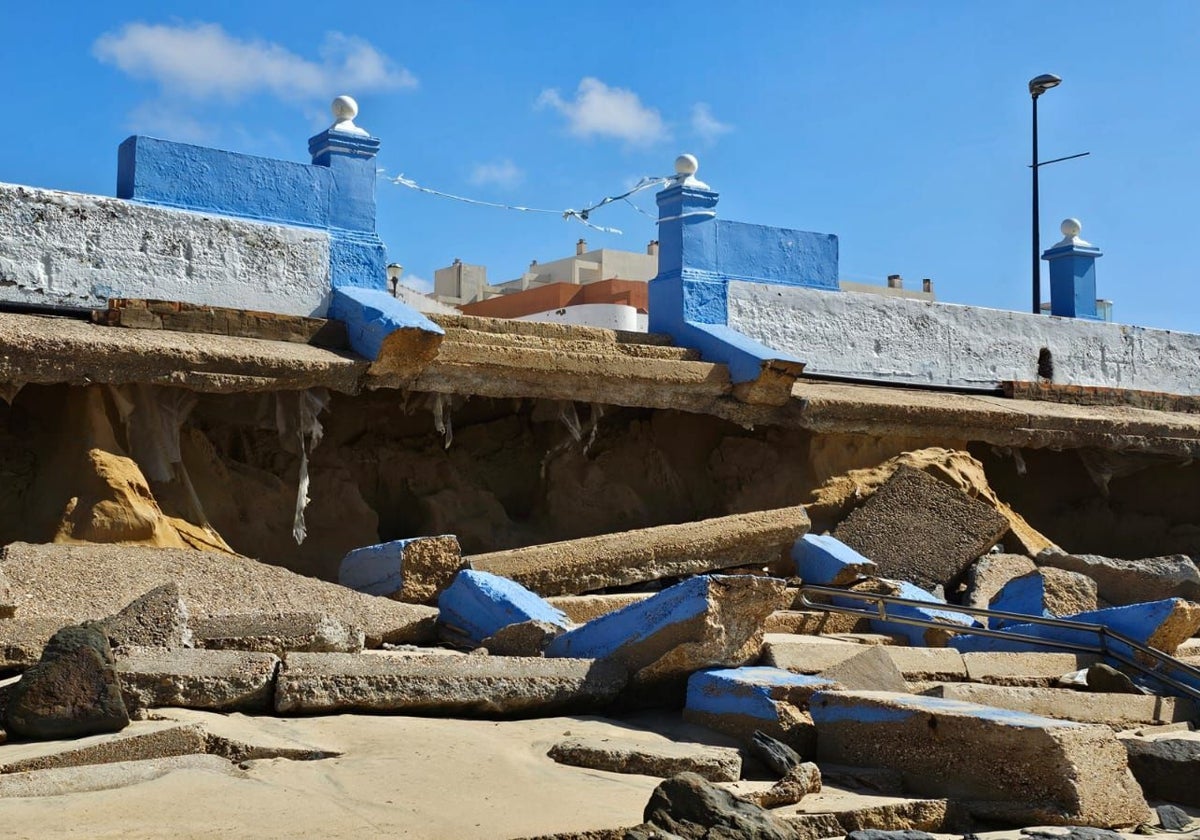 Graves daños en el paseo marítimo de Caño Guerrero, en Matalascañas