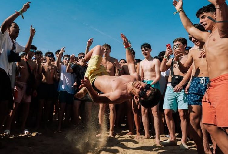 Las mejores imágenes de la inolvidable fiesta de los jóvenes portugueses en Punta Umbría: &quot;Esto es el paraíso&quot;
