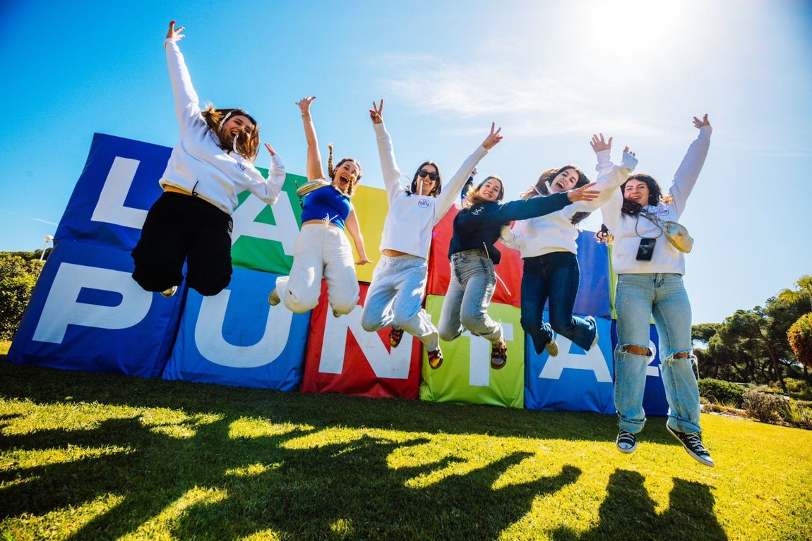 Las mejores imágenes de la inolvidable fiesta de los jóvenes portugueses en Punta Umbría: &quot;Esto es el paraíso&quot;