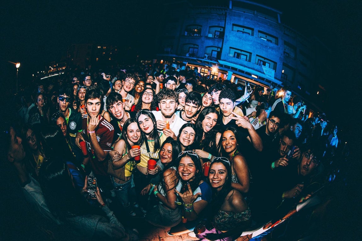 Las mejores imágenes de la inolvidable fiesta de los jóvenes portugueses en Punta Umbría: &quot;Esto es el paraíso&quot;