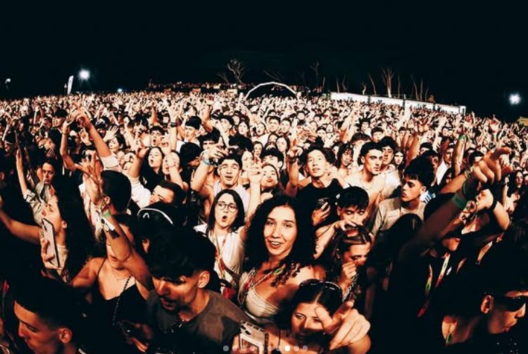 Las mejores imágenes de la inolvidable fiesta de los jóvenes portugueses en Punta Umbría: &quot;Esto es el paraíso&quot;
