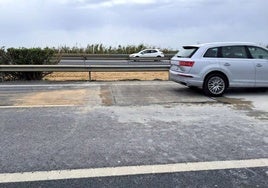 Reabierta al tráfico la A-49: el 'cráter' en la calzada acabó midiendo tres metros de diámetro y 2,7 de profundidad