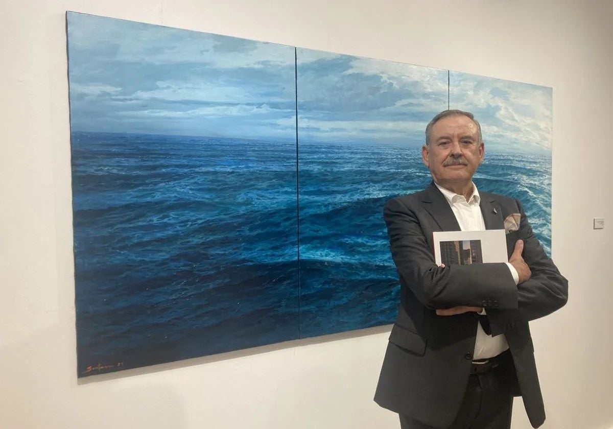El artista lepero Enrique Santana, junto a uno de sus cuadros
