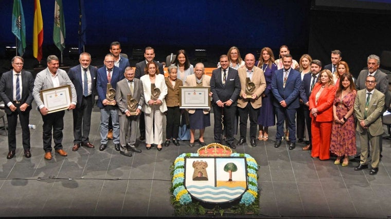Foto de familia en el acto de entrega de las Distinciones 26 de Abril