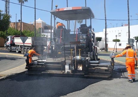Imagen secundaria 1 - La Diputación de Huelva asfalta la carretera de Lepe al Terrón antes de la Romería de la Bella