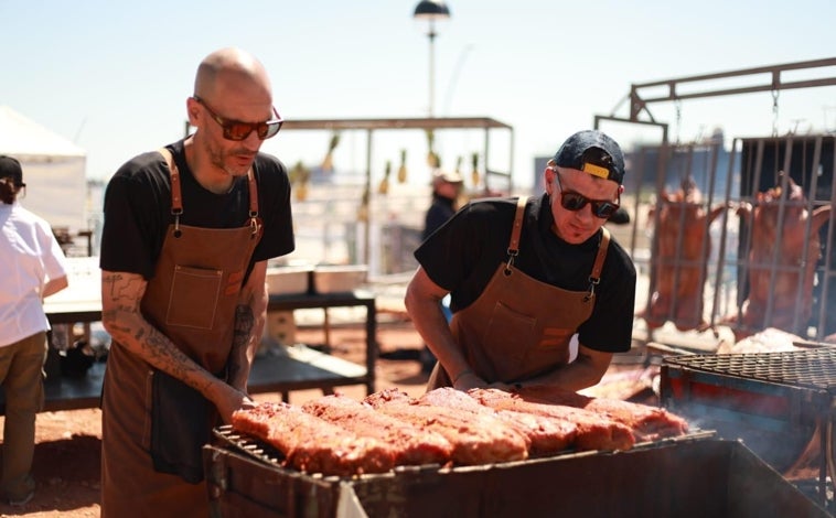 Imagen principal - Juan López, trabajando en el Holy Meat Festival