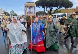 Mazagón esboza una sonrisa pese al mal tiempo en el inicio de su romería en honor a la Virgen del Carmen