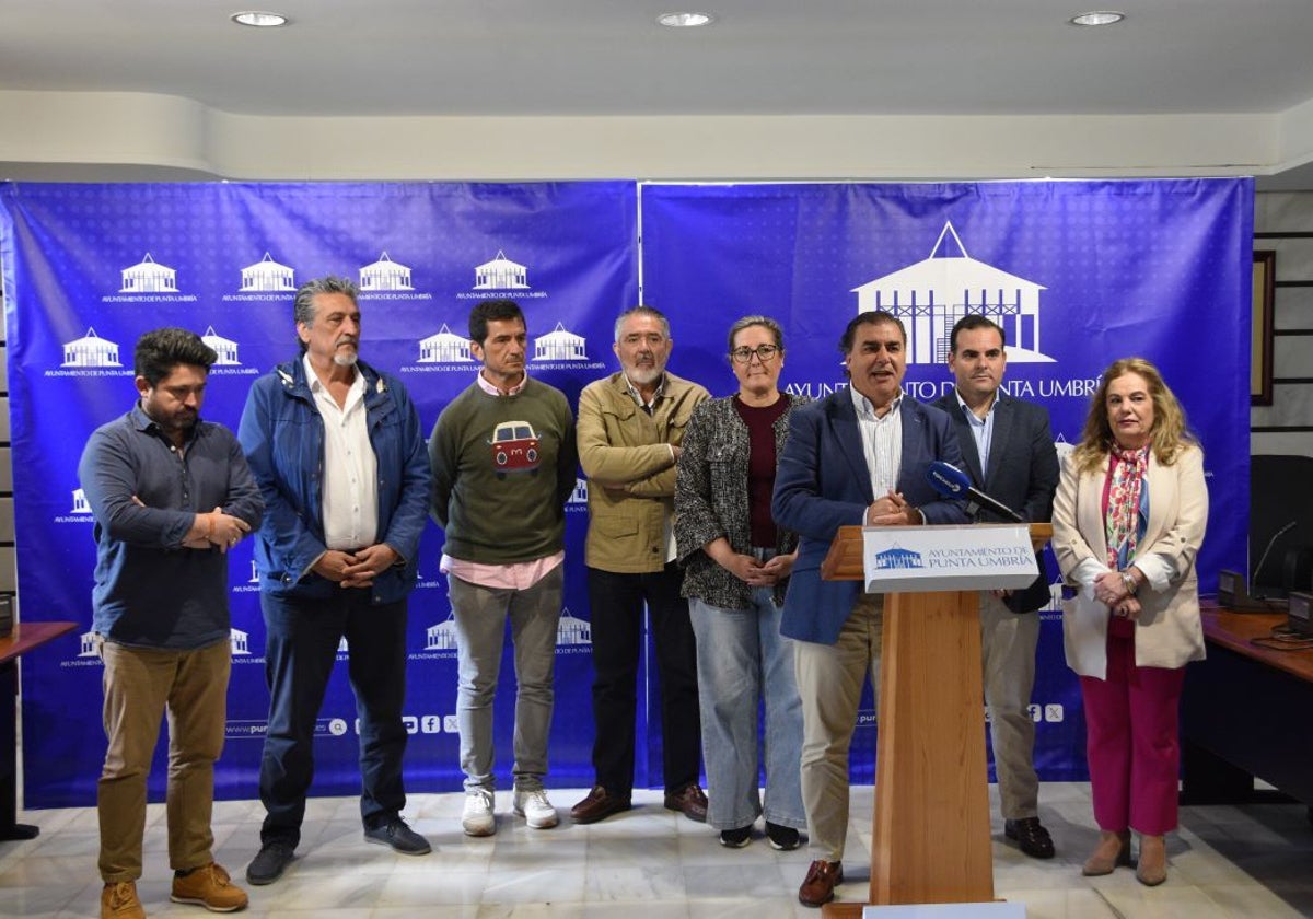 El alcalde de Punta Umbría, José Carlos Hernández Cansino, junto a su Equipo de Gobierno