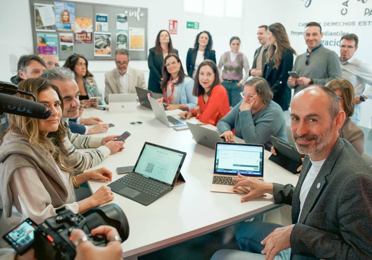 El ya rector electo, junto a su equipo en la jornada electoral