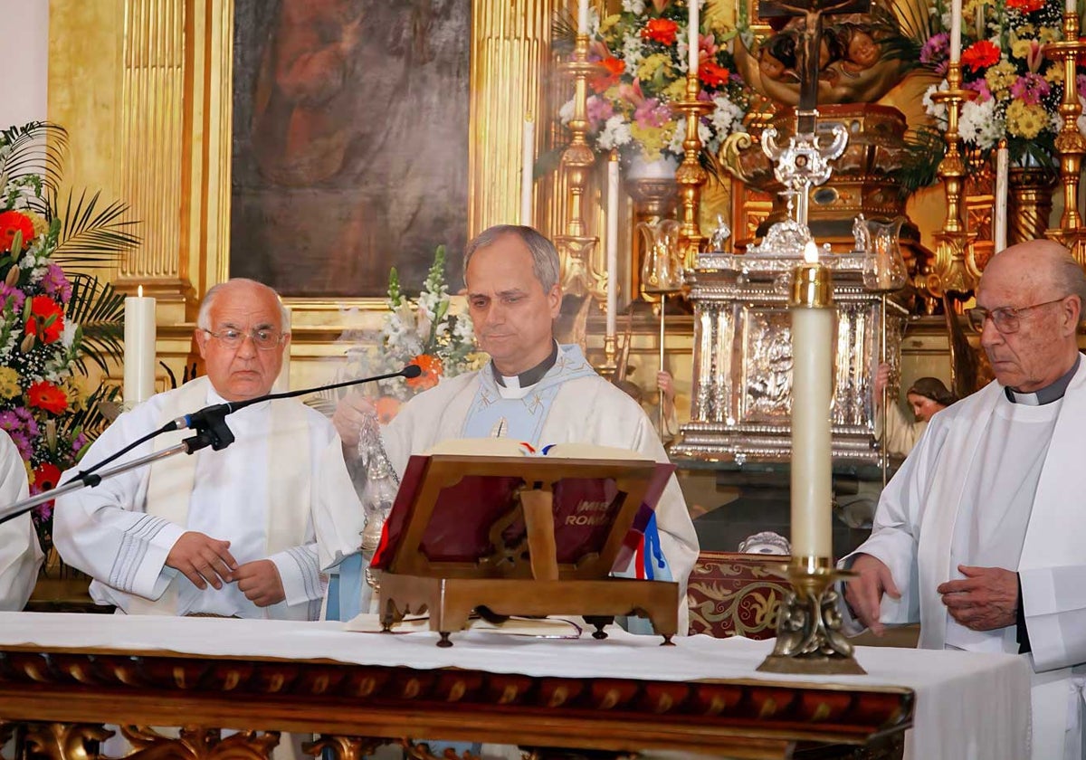El papa León XIV –por entonces padre Robert Prevost– oficia misa en 2011 en la capilla de las agustinas