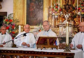 El papa León XIV –por entonces padre Robert Prevost– oficia misa en 2011 en la capilla de las agustinas