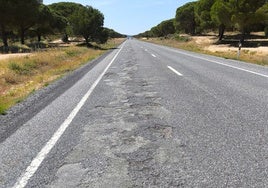 Los múltiples baches en la carretera que va de Mazagón a Matalascañas