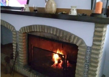 Imagen secundaria 1 - Imágenes de una habitación, el salón y la cocina de la casa