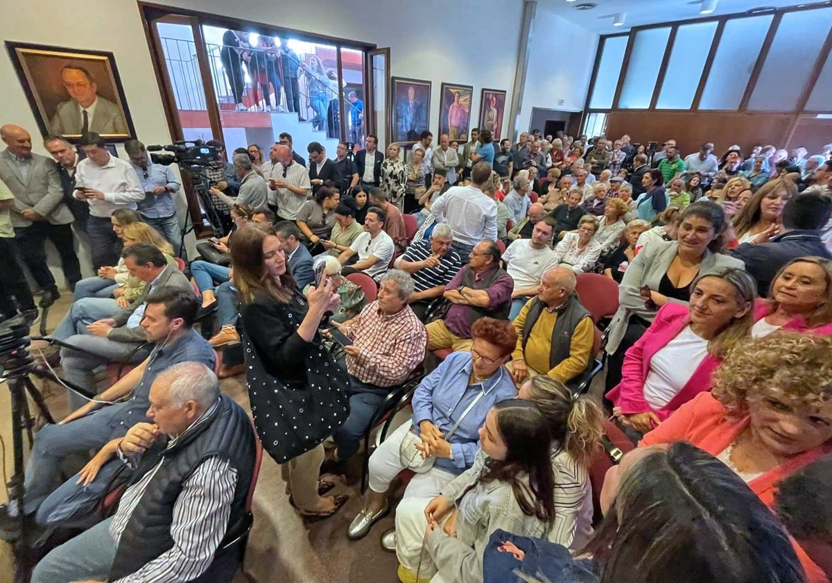 El salón de plenos abarrotado para la sesión de este mediodía