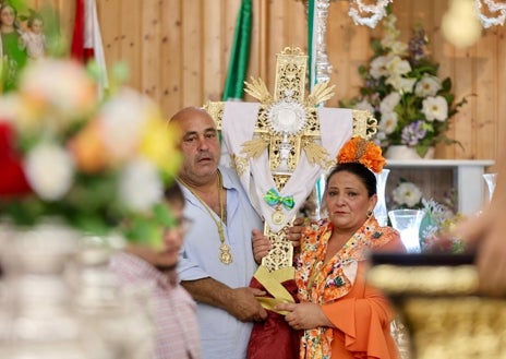 Imagen secundaria 1 - Los romeros de Punta Umbría cargan con el corazón la Santa Cruz