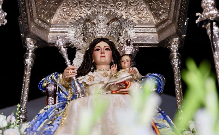 Imagen principal - Santa María de España, sus fieles cantando y bailando en torno a ella