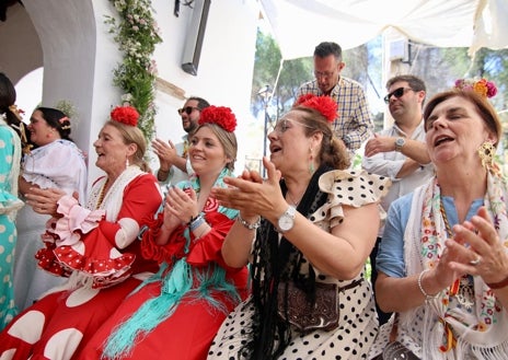 Imagen secundaria 1 - Santa María de España, sus fieles cantando y bailando en torno a ella