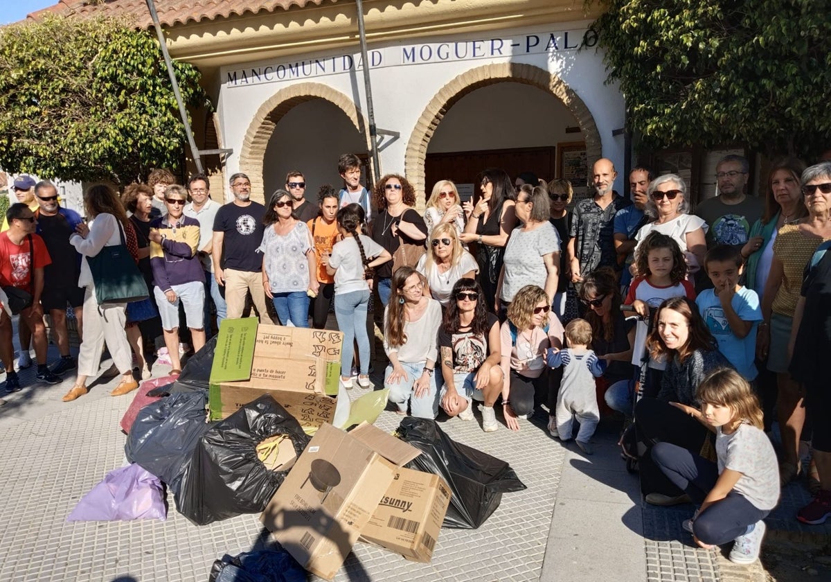 Vecinos de Mazagón, protestando a las puertas de la Mancomunidad