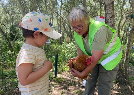Imagen secundaria 1 - En las actividades pequeños y mayores interactúan con los animales que conviven en las instalaciones de El burrito feliz