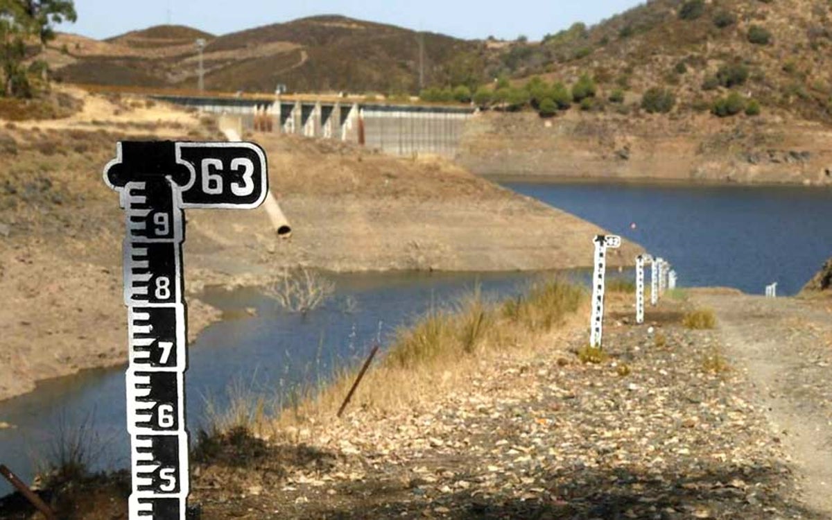 Indicador en un embalse de la provincia