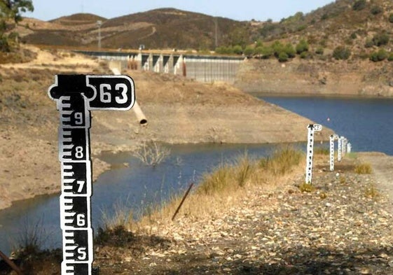 Indicador en un embalse de la provincia