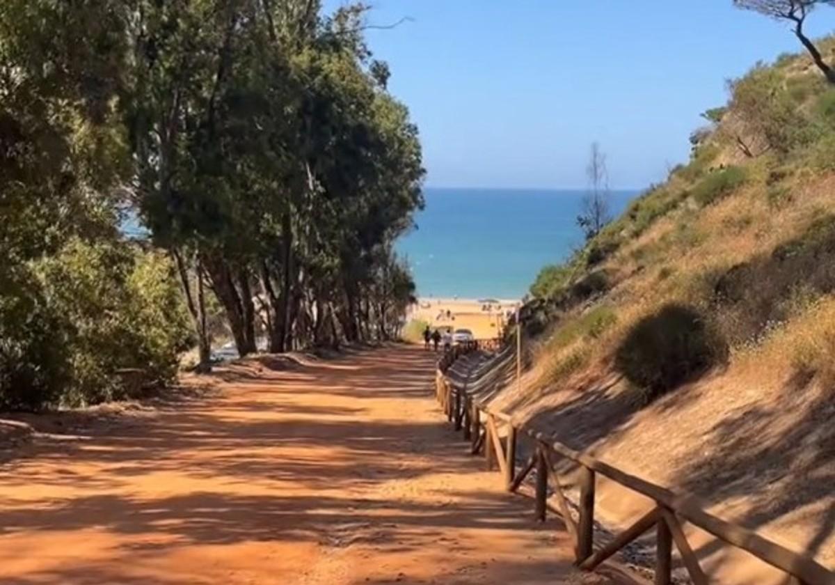Captura de pantalla del vídeo donde muestra la cuesta que baja a la playa