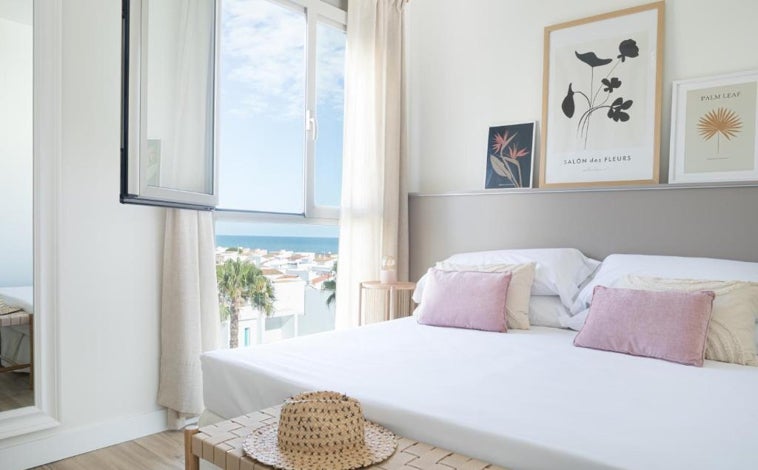 Imagen principal - Este es el hotel de la costa de Huelva que tiene la valoración más alta de Booking: dónde está y cuál es su precio