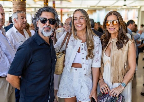 Imagen secundaria 1 - En la imagen superior, Fabiola Martín, Aurora Gaviño, Charo Reina, con amigas; abajo, Arcángel con Raquel Bollo y una amiga; al lado el extorero Martin Pareja-Obregón.