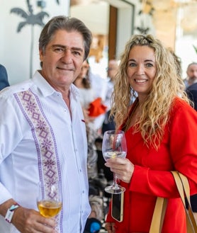 Imagen secundaria 2 - En la imagen superior, Fabiola Martín, Aurora Gaviño, Charo Reina, con amigas; abajo, Arcángel con Raquel Bollo y una amiga; al lado el extorero Martin Pareja-Obregón.