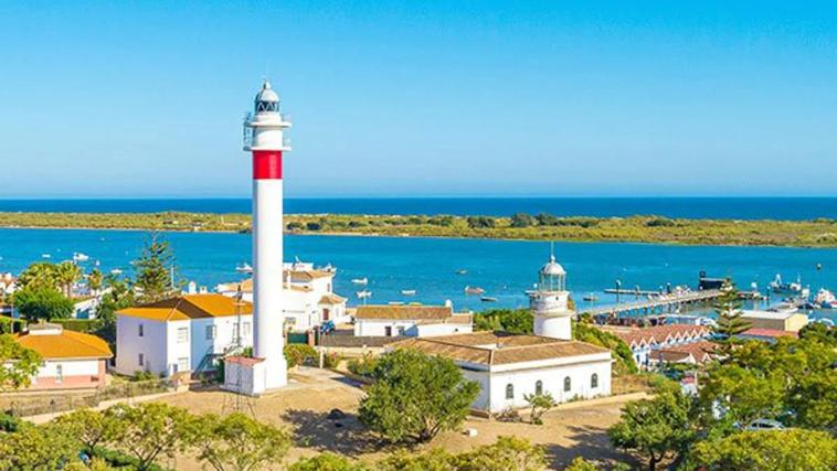 Vista aérea del faro de El Rompido, en término municipal de Cartaya