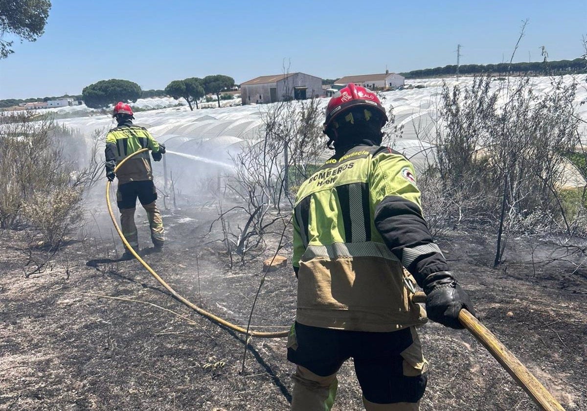 Bomberos del Consorcio Provincial trabajan en la zona del primer incendio declarado en Moguer del lunes