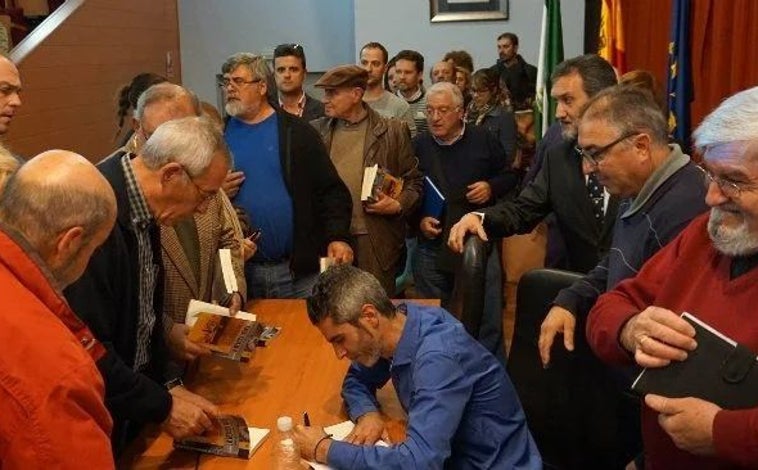 Imagen principal - Rafael Adamuz firma ejemplares de 'La memoria varada' en su presentación' / Parte del documental / Portada de la novela