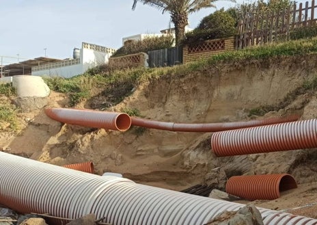Imagen secundaria 1 - Vecinos de Mazagón exigen el arreglo del colector dañado en las Casas de Bonares desde octubre