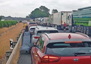 Jornada caótica en la A-49 con atascos kilométricos por culpa de las obras y el incendio en un camión