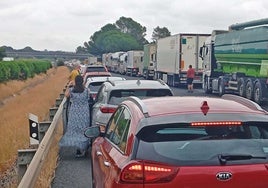 Jornada caótica en la A-49 con atascos kilométricos por culpa de las obras y el incendio en un camión