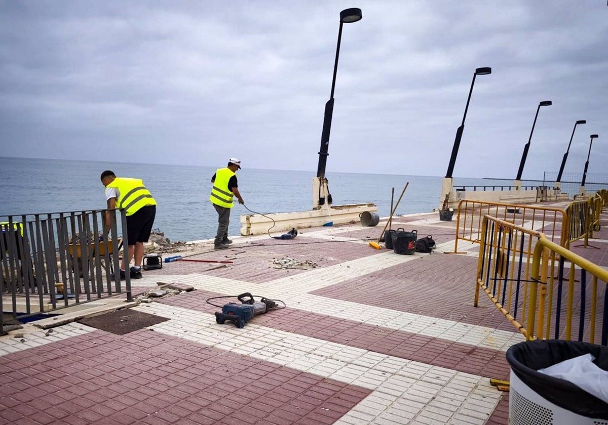Inicio de las obras de reparación del paseo marítimo de la Playa Central de Isla Cristina