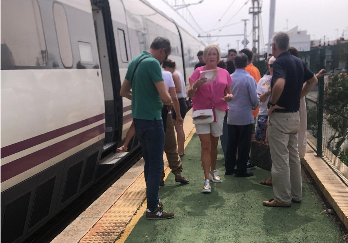 Los pasajeros se han tenido que bajar del tren, en cuyo interior estaban a más de 40ºC