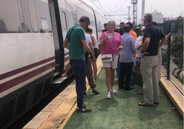 Nuevo fin de semana negro para los usuarios del tren en Huelva: tirados a 40ºC y sin aire acondicionado