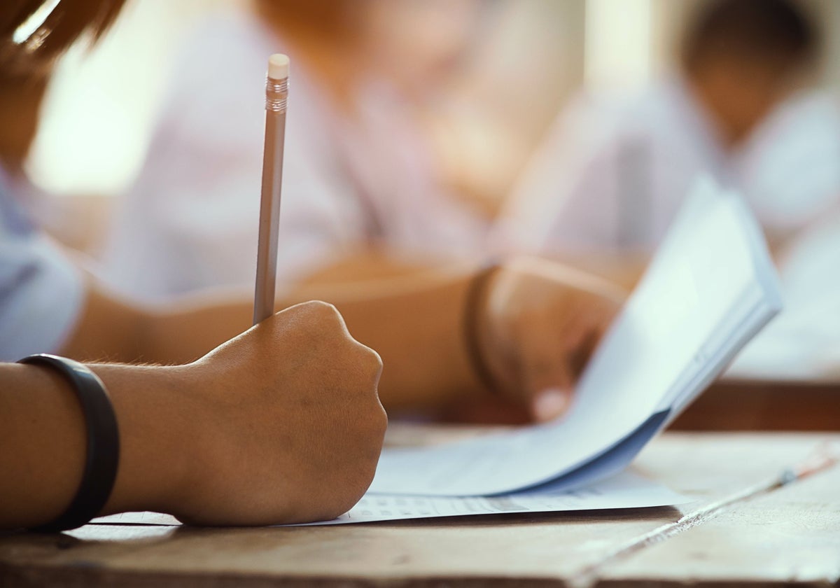Alumno realizando un examen
