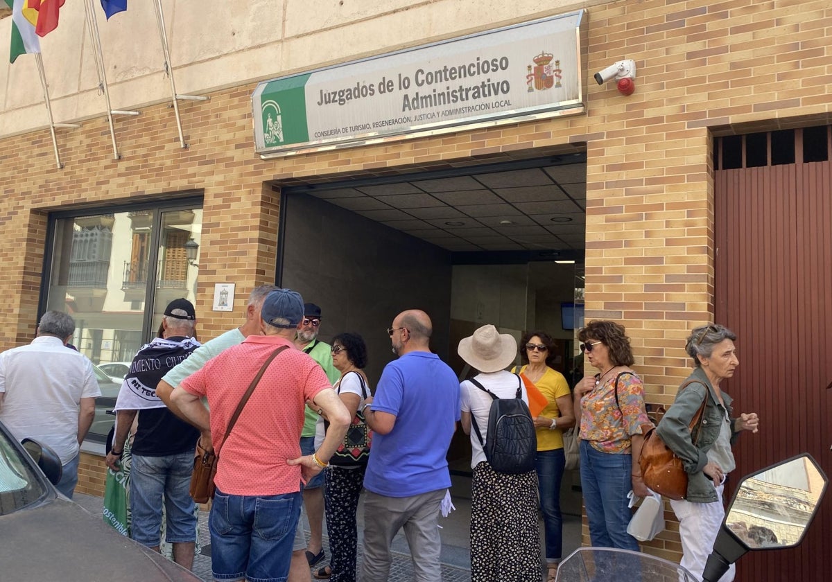 Concentración ante el juzgado de lo Contencioso Administrativo, donde tenía lugar este miércoles la testifical