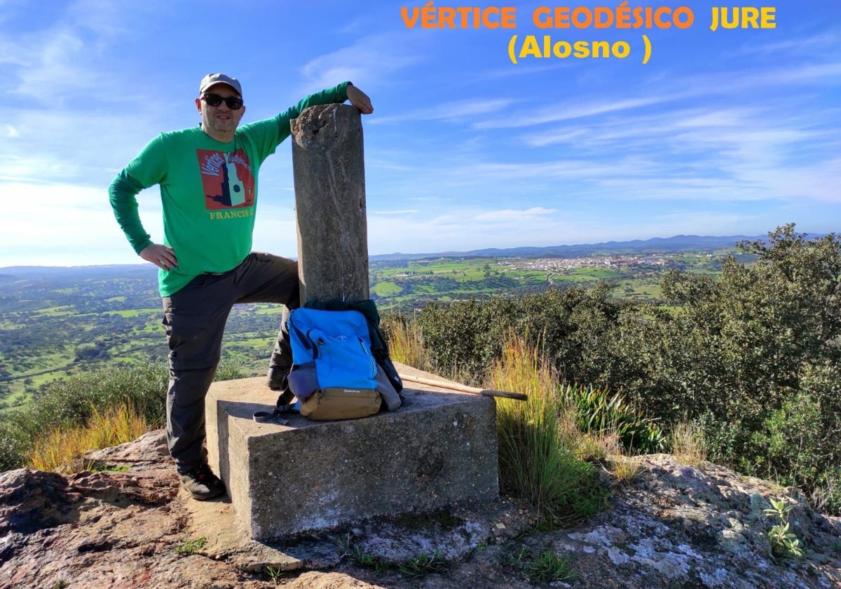 Francis Gallardo, en el vértice Geodésico Jure, en Alosno