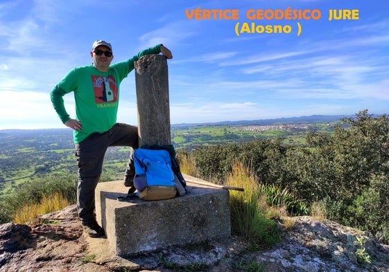 Francis Gallardo, en el vértice Geodésico Jure, en Alosno