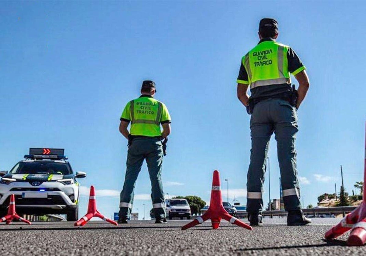 Agentes de la Guardia Civil en un control de carreteras