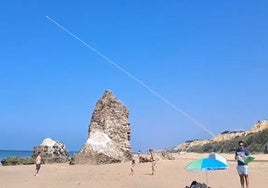 Un objeto que cruzó el cielo a gran velocidad sorprende a los bañistas de una playa de Huelva: «¿Alguien me puede decir qué es esto?»