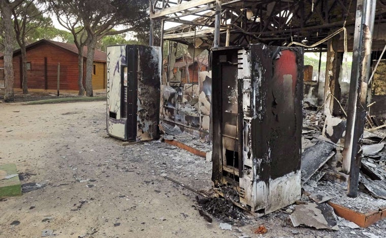 Instalaciones del Camping Doñana arrasadas por el fuego