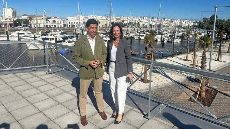 La consejera de Fomento, Rocío Díaz, en las instalaciones junto al alcalde de la localidad, Alberto Fernández