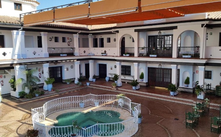 Imagen principal - El increíble palacio convertido en hotel que se encuentra a 10 minutos de la playa de Matalascañas