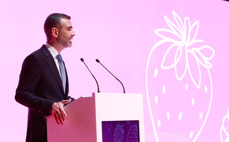 Imagen principal - El consejero, en el X Congreso Internacional de Frutos Rojos de Huelva
