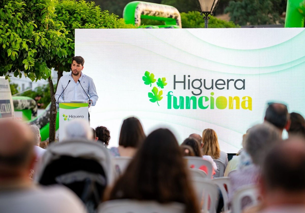 Mario Domínguez, alcalde de Higuera de la Sierra, durante su intervención